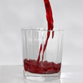 vino versato in un bicchiere